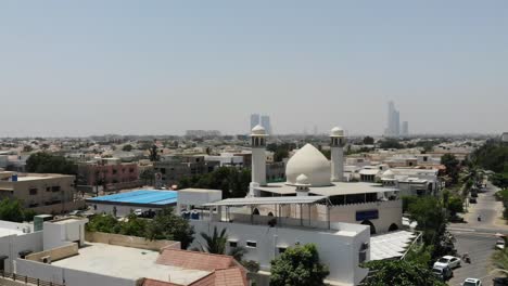 Antenne-Fliegt-über-Dächer-Mit-Blick-Auf-Masjid-e-ali-In-Dha-Phase-6-Karachi