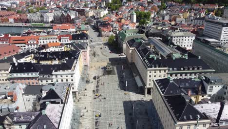 Plaza-De-La-Ciudad-De-Torgallmenningen---Centro-De-La-Ciudad-De-Bergen-Con-Gente-Ocupada-Vista-Desde-El-Aire-En-Un-Día-Cálido-Y-Soleado---Noruega