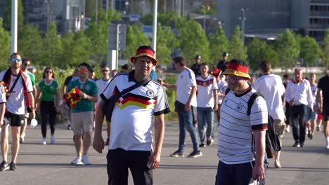 Hinchas-De-La-Selección-Alemana-De-Camino-Al-Partido-De-Fútbol-Alemania-Vs-Francia-Del-Campeonato-Europeo-2021