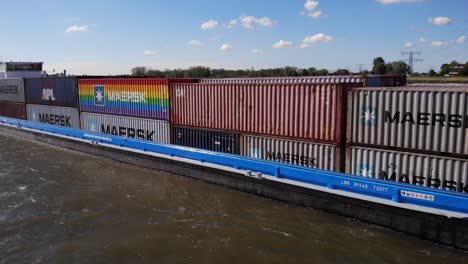 Container-Verpackt-Im-Frachtschiff-Von-Mercur-Reist-In-Den-Gewässern-Von-Kinderdijk-In-Den-Niederlanden