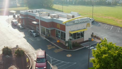 Autos-Im-Mcdonald&#39;s-Drive-thru-Frühstück-Bestellen