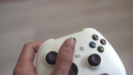 Hände-Eines-Wütenden-Spielers,-Der-Xbox-Series-S-Spielt