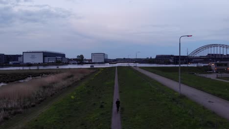 Hombre-Caminando-Por-La-Ruta-De-Paseo-Dentro-De-Crezeepolder-En-Holanda-Meridional
