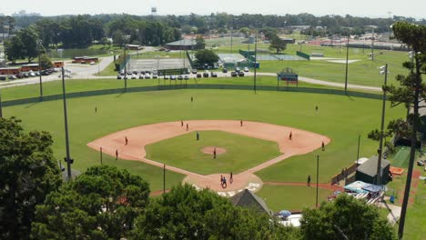 Antena-Del-Equipo-De-Béisbol-De-Viajes-Juveniles-De-La-Liga-Pequeña-Jugando-En-El-Campo-De-Pelota