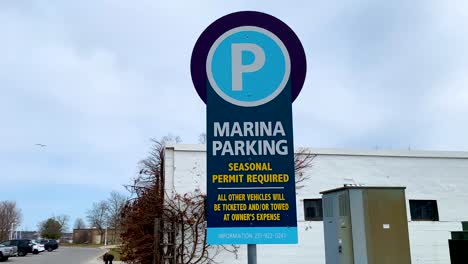 Marina-Parking-signboard-at-Duncan-L-Clinch-Park-Marina-in-Traverse-City,-Michigan,-USA