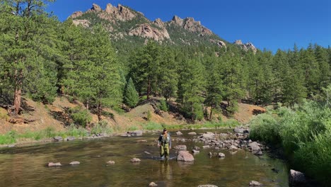 Pescador-Caminando-Por-El-Río-Platt-En-Las-Afueras-De-Denver-Colorado