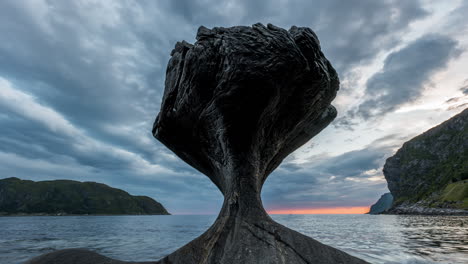 Kannesteinen-Rock-In-Vagsoy-Peninsula,-Near-Maloy,-At-The-Coast-Of-Norway---Timelapse
