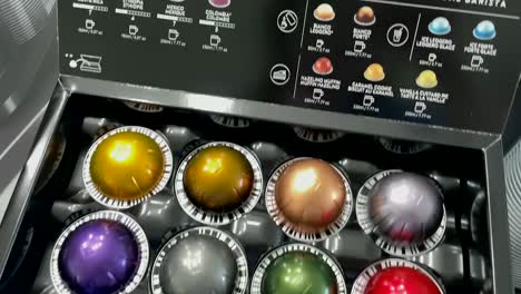 Eine-Bunte-Schachtel-Mit-Nespresso-Vertuoline-Deluxe-Sampler-Kaffee--Und-Espressokapseln