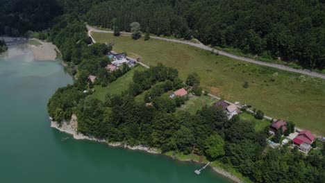 Luftaufnahme-Eines-Traditionellen-Dorfes-In-Einem-Gesunden-Ökosystem-Aus-Seen-Und-Wäldern-In-Paltinu-Im-Doftana-Tal-In-Rumänien