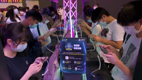 Los-Visitantes-Juegan-Videojuegos-En-Sus-Teléfonos-Inteligentes-Durante-El-Evento-De-Exhibición-Anicom-And-Games-Acghk-En-Hong-Kong
