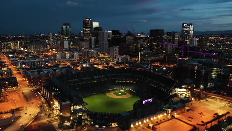 Denver-At-Night-Filmische-Luftaufnahme,-Innenstadt-Und-Coors-Field-Baseballstadion-Mit-Straßenlaternen-Und-Beleuchtung,-Colorado-Usa