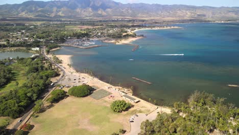 Vista-Aérea-De-La-Playa-De-La-Policía-Y-La-Antigua-Pista-De-Aterrizaje-En-Oahu-Hawaii