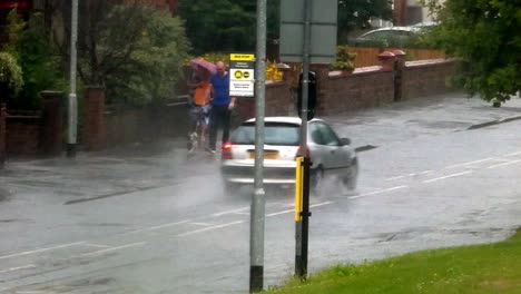 Vehículos-Que-Conducen-En-Inundaciones-Tormentosas-Fuertes-Lluvias-Británicas-Que-Vierten-Clima-Peligroso