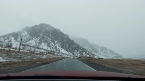 Fahren-In-Richtung-Schneebedeckter-Berge-Auf-Einer-Landschaft-Und-Filmmaterial,-Das-Mit-DJI-Osmo-Action-Aufgenommen-Wurde
