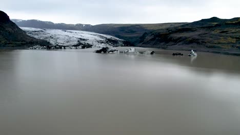 Island-Gletscher-Drohne-Mit-Eisbergen,-Die-über-Den-Gletschersee-Fliegen
