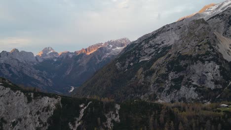 Luftaufnahme-Von-Rauen,-Steilen-Und-Trockenen-Bergen-Mit-Sonnenlicht,-Das-Bei-Sonnenaufgang-Auf-Den-Gipfel-Fällt