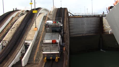 Passagierkreuzfahrtschiff-Betritt-Die-Erste-Kammer-An-Den-Gatun-Schleusen,-Panamakanal