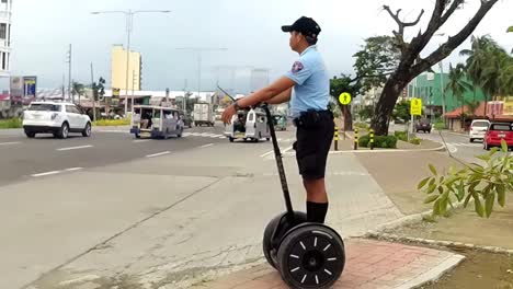 Un-Policía-De-Patrulla-Montado-En-Segway-Haciendo-Sus-Rondas-En-La-Ciudad-De-Iloilo