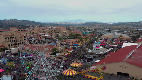 Rueda-De-La-Fortuna-En-El-Parque-De-Atracciones-En-El-Recinto-Ferial-Del-Mar-En-California,-Estados-Unidos