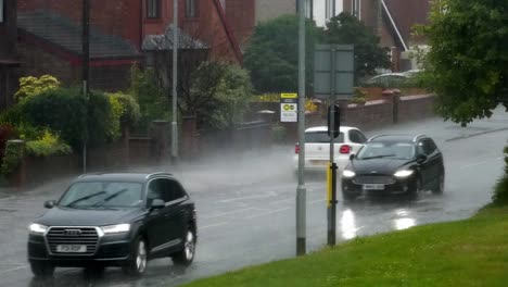 Autos,-Die-In-Stürmischen-überschwemmungen-Fahren,-Schwerer-Britischer-Regen,-Der-Gefährliches-Wetter-Gießt