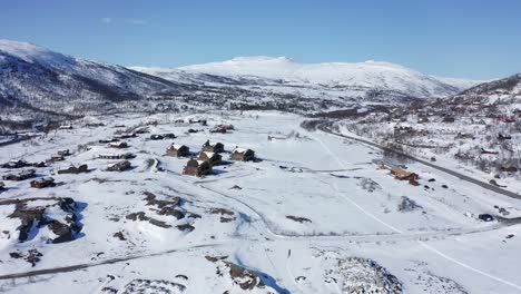 Maurset-Hardangervidda-forward-moving-aerial---Mountain-peaks-in-background,-snowy-springtime-Norway