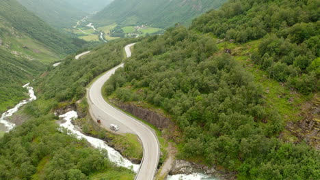 Camino-Sinuoso-En-La-Ladera-De-La-Montaña-En-El-Municipio-De-Styrn,-Condado-De-Vestland,-Noruega