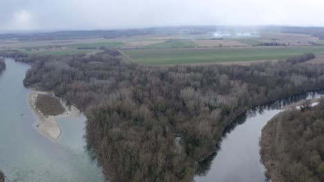 Flussdrohnenaufnahmen-Von-Drohnen-In-Großer-Höhe-Bewegen-Sich-Rückwärts-Und-Schauen-Nach-Unten