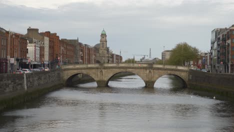 Mellows-Bridge-In-Liffey-River-In-Dublin,-Irland-Bei-Regenwetter