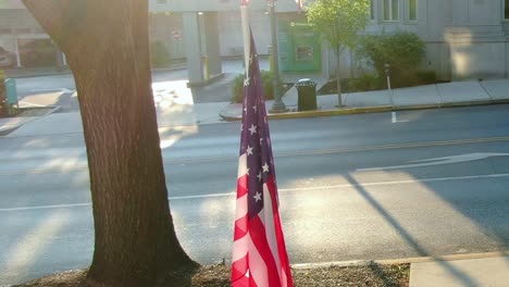 Bandera-De-Estados-Unidos-En-El-Poste-En-La-Acera-Frente-Al-Cajero-Automático-Del-Banco-Ciudadano-El-4-De-Julio-Por-La-Tarde