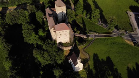 Vista-Panorámica-Del-Exterior-Medieval-Del-Castillo-De-Kaprun-En-Salzburgo,-Austria,-Antena