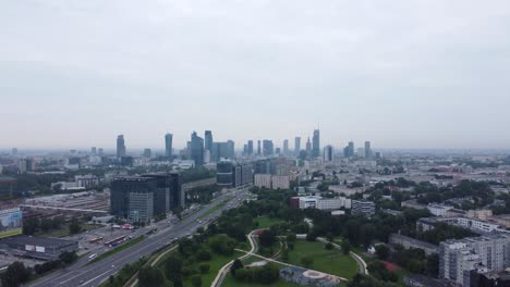 Ein-Drohnenvideo-Einer-Stadtstraße-In-Der-Nähe-Eines-Parks-In-Warschau,-Polen