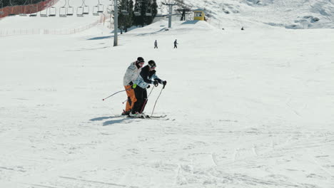 Gifu,-Japón---Dos-Personas-Practican-Esquí-En-La-Nieve-En-Un-Sitio-De-Esquí-En-Okuhida-Hirayu