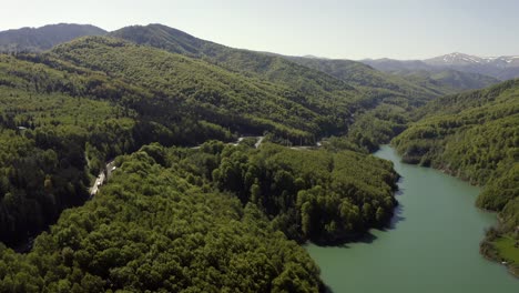 Frondosos-Bosques-Verdes-Y-Topografía-Montañosa-Del-Condado-De-Prahova,-Rumania---Toma-Aérea