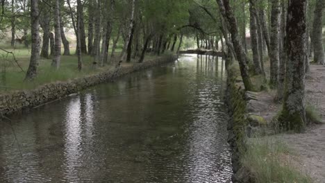 Calm-waters-of-Zezere-river,-Covao-da-Ametade-in-Serra-da-Estrela,-Portugal