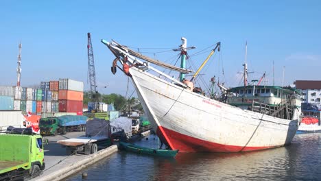 Barco-De-Pesca-En-Busca-De-Pescado-Que-Se-Apoya-En-El-Muelle-Durante-El-Día