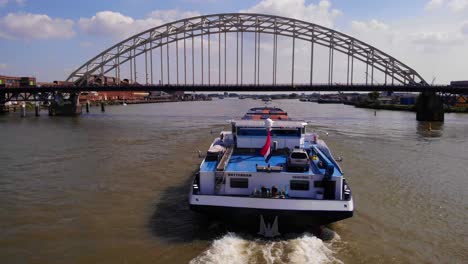 Buque-De-Carga-Belicha-Pasando-Por-Debajo-Del-Puente-De-Carretera-En-El-Río-Noord