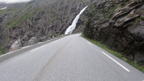 Conducir-Un-Automóvil-En-Un-Camino-Sinuoso-En-Noruega---Punto-De-Vista,-Lapso-De-Tiempo