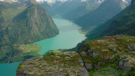 Lago-Oldevatnet-Con-Montañas-Verdes-Desde-El-Pico-De-La-Montaña-Klovane-En-El-Condado-De-Vestland,-Noruega