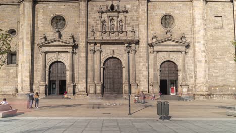 Wunderbare-Zeitrunden-Der-Alten-Kathedrale-Von-Guadalajara-Jalisco-Mexiko-Und-Schnell-Vorbeifahrende-Menschen