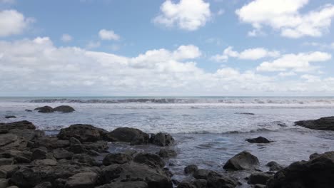 Landschaft-Des-Meeres-Und-Des-Blauen-Himmels-An-Der-Küste-Eines-Exotischen-Strandes,-Costa-Rica