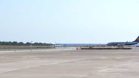 Aviones-Rodando-Y-Aterrizando-En-El-Aeropuerto-De-Ibiza,-España,-Durante-La-Temporada-De-Verano