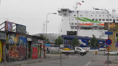 Fähre-Der-Stena-Line-Verankert-Im-Hafen-Von-Göteborg-In-Schweden-Mit-Stadtstraße-Im-Vordergrund