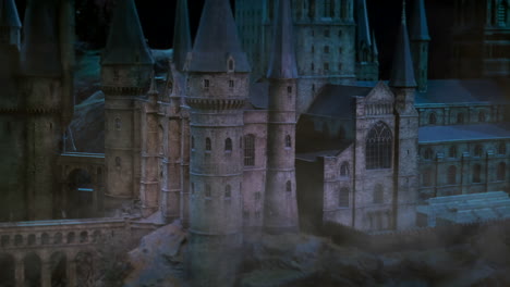 Neblige-Harry-Potter-Hogwarts-Schule-Für-Hexerei-Und-Zauberei-Gotische-Schlossszene-Mit-Vögeln-Und-Fledermäusen,-Die-Vorbeifliegen