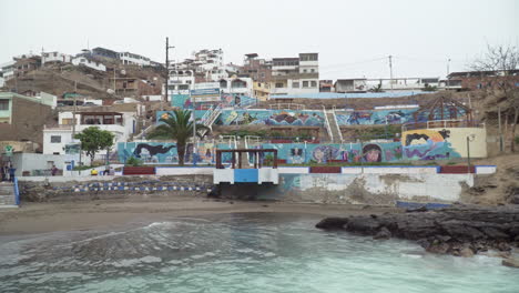 Wunderschöne-Künstlerische-Gemälde-Entlang-Des-Strandes-Von-Parque-Mirador-In-Der-Nähe-Von-Boqueron-Del-Diablo,-Pucusana,-Lima,-Peru