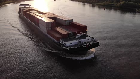 Azolla-Frachtcontainerschiff,-Das-Sich-Entlang-Des-Flusses-Oude-Maas-Bewegt