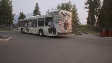 Servicio-De-Autobús-Saliendo-De-Un-Estacionamiento-En-Banff