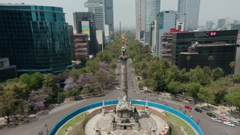 Dolly-Aéreo-Fuera-Del-ángel-Del-Monumento-A-La-Independencia-En-La-Ciudad-De-México-Con-Ciclistas
