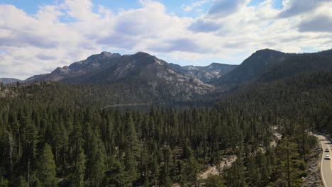 Drohne-Fliegt-über-Dichten-Wald-Und-Kaskadensee-In-Tahoe,-Kalifornien