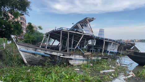 Barcos-Pesqueros-Destrozados-Estacionados-En-Línea-Cerca-De-La-Costa,-Río-Hooghly