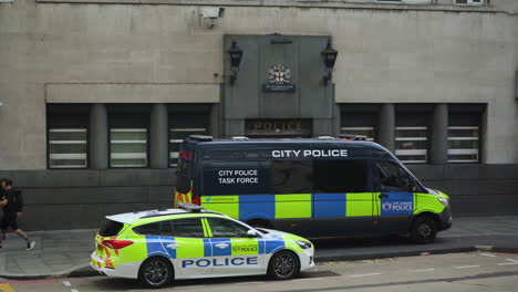 Ein-Polizeiauto-Und-Ein-Lieferwagen-Parkten-Vor-Einer-Polizeistation-Im-Zentrum-Von-London